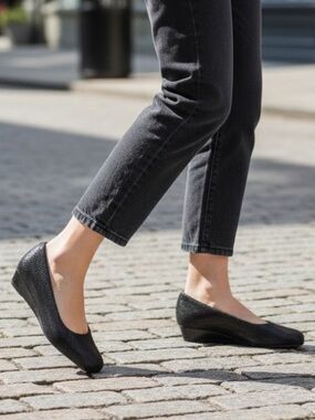 Trotters Black Wedged Round Toe Comfort Slip On Shoes Size 7.5